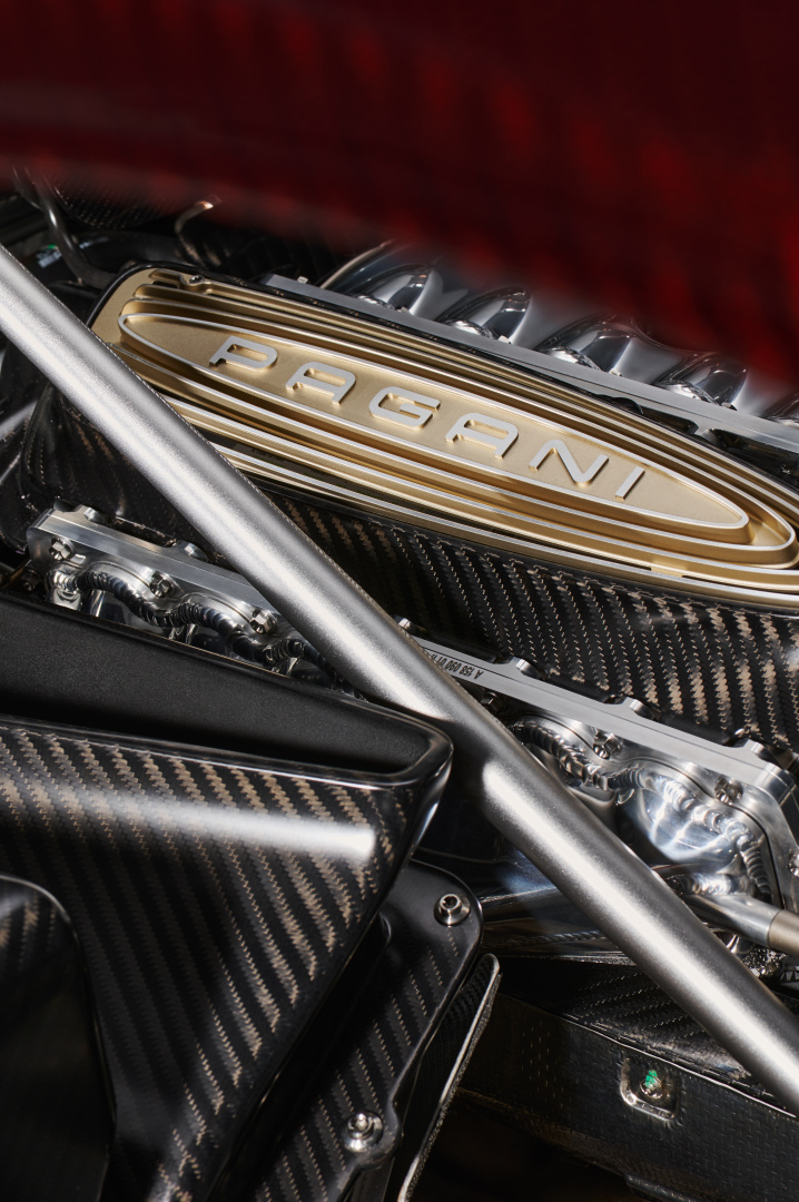 SMALL_Pagani-Utopia-Roadster-050203-Motore-dettaglio-Pagani-V12